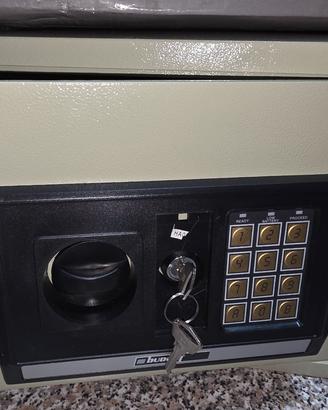 cassaforte digitale con apertura a chiave 