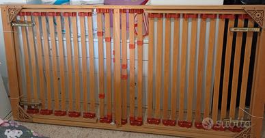 Rete in legno con doghe.