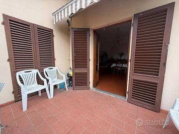IN VILLETTA BIFAMILIARE CON GIARDINO DI 2000 MQ