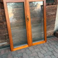 Serramenti in legno datati, come da foto.