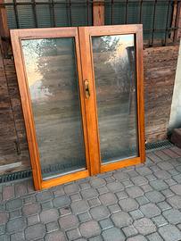 Serramenti in legno datati, come da foto.