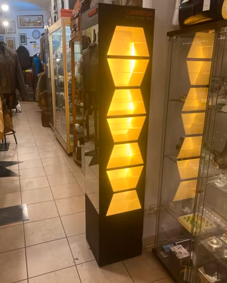 Totem espositore Carrera retroilluminato e specchi