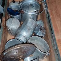 cassa in legno con vecchie pentole alluminio usate