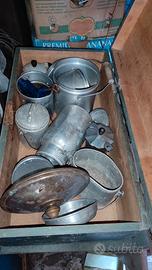 cassa in legno con vecchie pentole alluminio usate