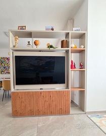 parete attrezzata con pannello tv girevole