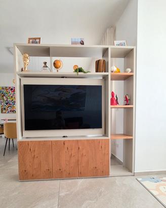 parete attrezzata con pannello tv girevole