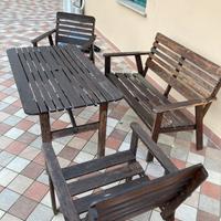 Tavolo e sedie da giardini