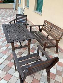 Tavolo e sedie da giardini