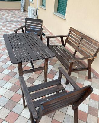 Tavolo e sedie da giardino