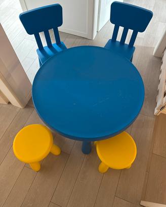 Tavolo bambini plastica con sedie e sgabelli