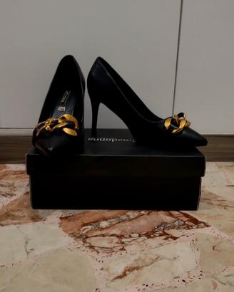 Décolleté Primadonna nere eleganti con catena