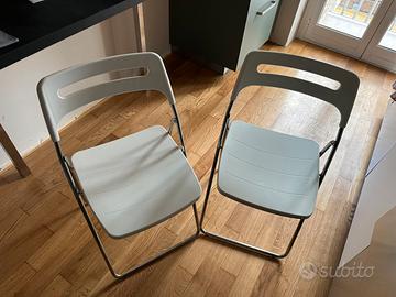 Due sedie Ikea pieghevoli bisnche con struttura cr