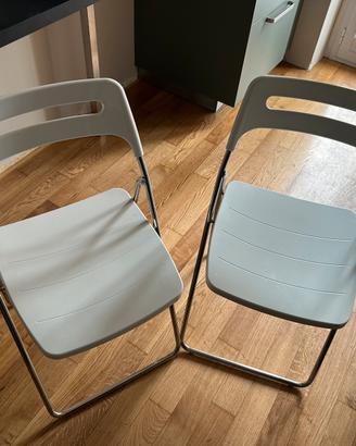 Due sedie Ikea pieghevoli bisnche con struttura cr