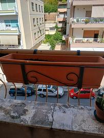 FIORIERA  CON PORTAVASO  da ringhiera 