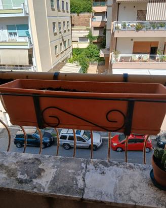 FIORIERA  CON PORTAVASO  da ringhiera 