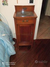 Comodino in legno