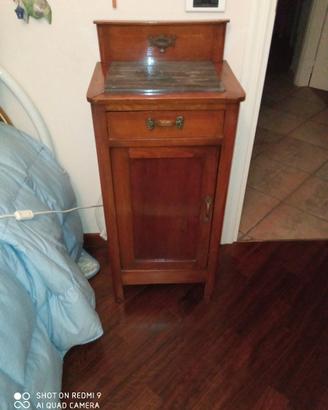 Comodino in legno