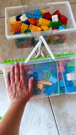 2 set di costruzioni per bambino