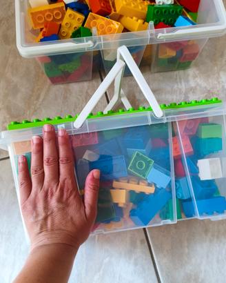 2 set di costruzioni per bambino