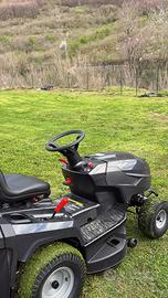 Sfalcio d’erba con trattorino