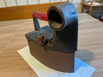 FERRO da STIRO antico a carbone con camino