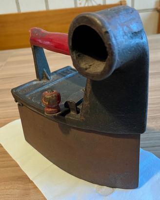 FERRO da STIRO antico a carbone con camino