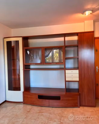 Mobile soggiorno curvo con vetrina e porta tv