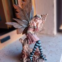 les alpes fatina su tronco d'albero