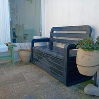 Panca-contenitore  in resina per giardino