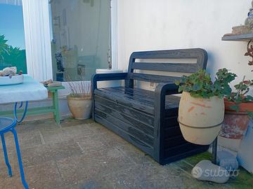 Panca-contenitore  in resina per giardino