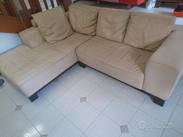divano in vera pelle beige moderno