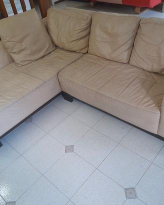 divano in vera pelle beige moderno