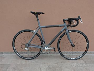 Bici da strada in carbonio