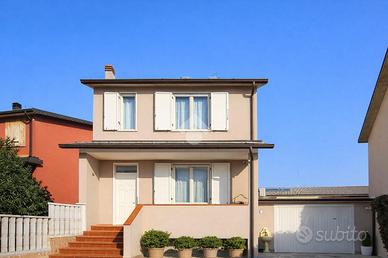 VILLA A SCHIERA A CHIEVE