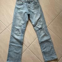 Jeans stretti con strappo