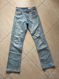Jeans stretti con strappo