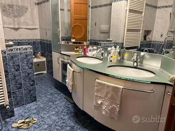 Mobile bagno con due lavelli