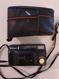 macchine fotografiche Nikon W35 e Olympus OM1