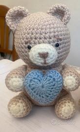 Orsetto con cuore blu