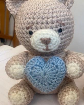 Orsetto con cuore blu