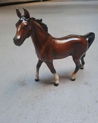 statua di cavallo baio porcellana tedesca