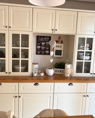 Grande credenza dispensa con vetrine