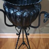 Vaso con piedistallo in ferro battuto