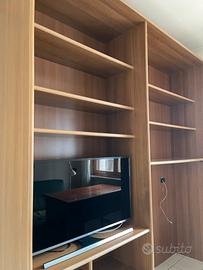 Scaffale in legno, libreria, tv