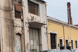 Capannoni commerciali via raffineria catania