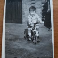 Piccola foto di bambino con triciclo -