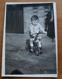 Piccola foto di bambino con triciclo -