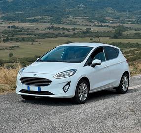 Ford fiesta benzina gomme pirelli bianca