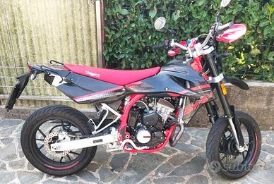MOTO SWM SM 125 R - 2023 rosso/nero - Supermotard