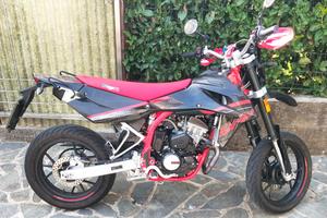 MOTO SWM SM 125 R - 2023 rosso/nero - Supermotard